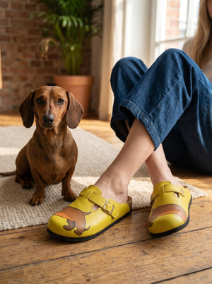 Calceo.co sarı renkli, kahverengi dachshund köpek desenli, el yapımı deri konforlu kadın terlik